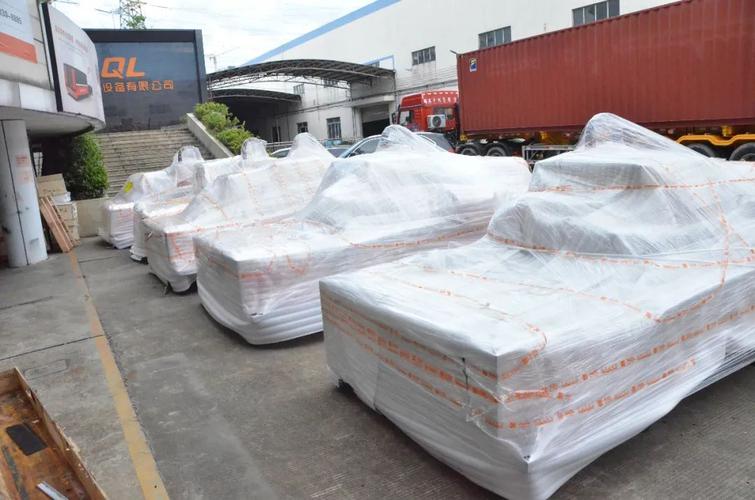 中东客户一次性购买13台光纤激光设备,工厂装柜装箱,井然有序地出货!